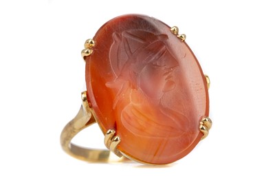 Lot 779 - A HARDSTONE INTAGLIO RING