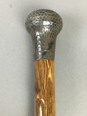 Lot 91 - A GEORGE V SILVER TOPPED CANE