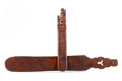 Lot 1151 - A JAPANESE CARVED WOODEN PAGE TURNER