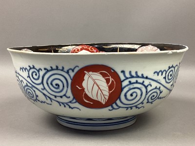 Lot 124 - A JAPANESE IMARI FRUIT BOWL AND TWO PLATES