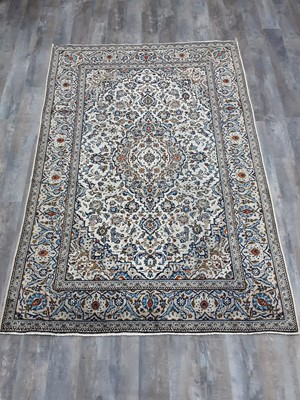 Lot 1187 - A PERSIAN KASHAN RUG