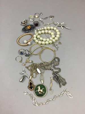 Lot 85 - A COLLECTION OF COSTUME JEWELLERY