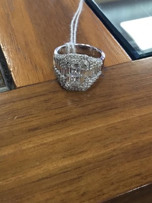Lot 1251 - A DIAMOND DRESS RING
