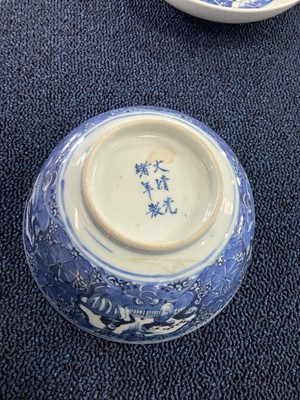 Lot 1159 - A CHINESE BLUE AND WHITE BOWL AND DISH