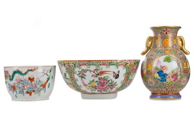 Lot 1163 - A CHINESE MANDARIN PALETTE VASE AND TWO FURTHER BOWLS