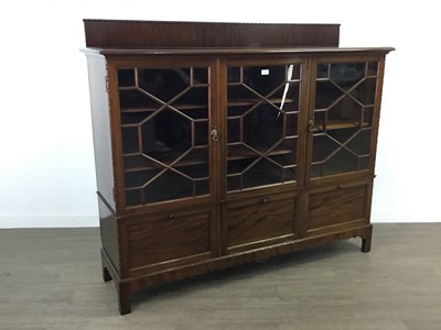 Lot 240 - AN EARLY 20TH CENTURY MAHOGANY BOOKCASE