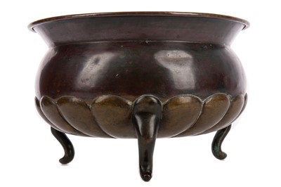 Lot 1174 - AN EARLY 20TH CENTURY CHINESE BRONZE OPEN CENSER