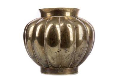 Lot 1175 - AN EARLY 20TH CENTURY CHINESE BRONZE VASE