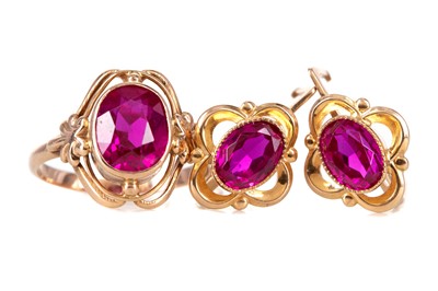 Lot 402 - A RUSSIAN SYNTHETIC RUBY RING AND PAIR OF EARRINGS