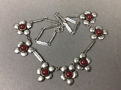 Lot 329 - A STERLING SILVER NECKLACE