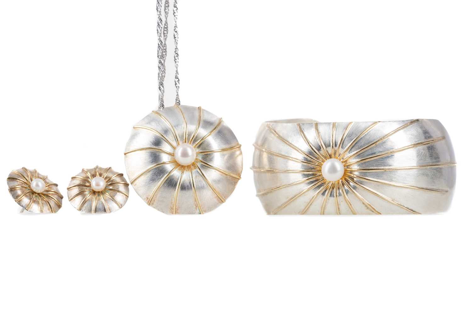 Lot 404 - A SUITE OF PAULA BOLTON SILVER JEWELLERY