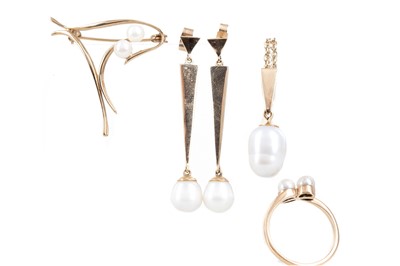 Lot 412 - A COLLECTION OF PEARL JEWELLERY