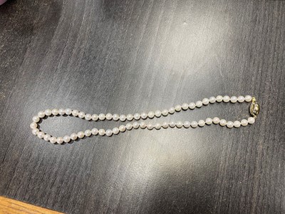 Lot 414 - A SINGLE STRAND PEARL NECKLACE