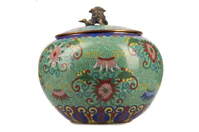 Lot 1222 - AN EARLY 20TH CENTURY CHINESE CLOISONNE ENAMEL LIDDED JAR