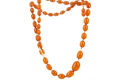 Lot 428 - A GRADUATED AMBER BEAD NECKLACE