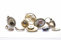 Lot 85 - GROUP OF VICTORIAN AND LATER BROOCHES...
