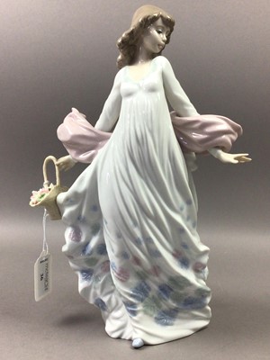 Lot 36 - A LLADRO FIGURE OF SPRING SPLENDOUR