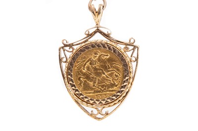 Lot 70 - A VICTORIA GOLD HALF SOVEREIGN ON A CHAIN DATED 1900