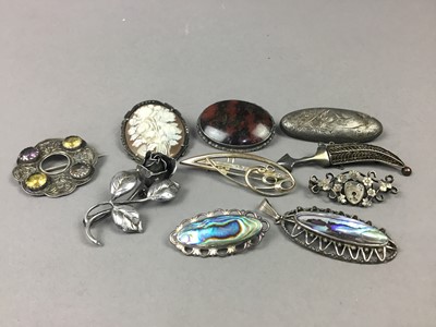 Lot 13 - A LOT OF VICTORIAN AND LATER BROOCHES