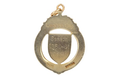 Lot 1514 - JIM BAXTER OF RANGERS F.C. - SCOTTISH FOOTBALL LEAGUE CUP GOLD MEDAL 1960-61