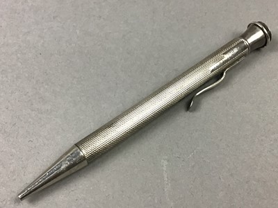 Lot 28 - A STERLING SILVER ENGINE TURNED PROPELLING PENCIL