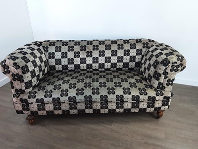 Lot 159 - AN UPHOLSTERED CHESTERFIELD DROPEND SETTEE