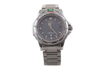 Lot 877 - A TAG HEUER PROFESSIONAL STAINLESS STEEL QUARTZ WRIST WATCH