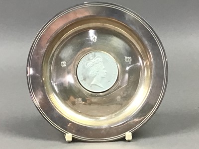 Lot 217 - A POBJOY MINT QUEEN ELIZABETH II SILVER JUBILEE SILVER PLATE AND A COMMEMORATIVE PLAQUE