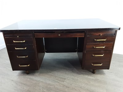 Lot 332 - A MID 20TH CENTURY MAHOGANY KNEEHOLE DESK