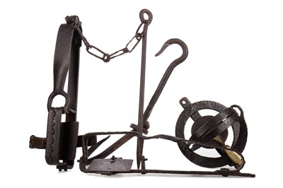 Lot 316 - A LATE 19TH/EARLY 20TH CENTURY IRON POLE TRAP