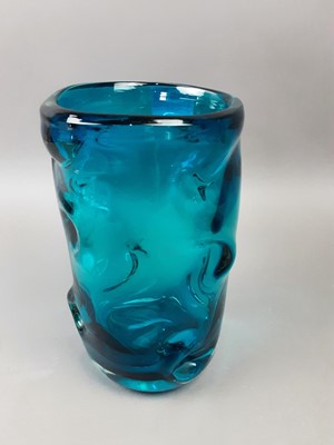 Lot 404 - A SWIRL MOULDED BLUE GLASS VASE