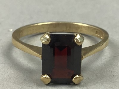 Lot 460 - A GARNET RING