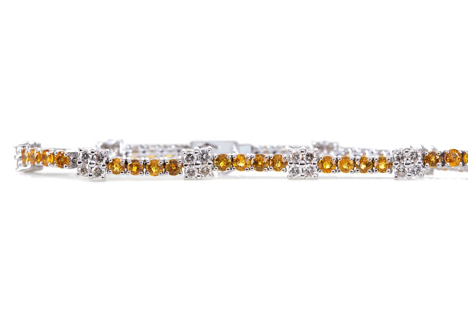 Lot 476 - A YELLOW SAPPHIRE AND DIAMOND BRACELET
