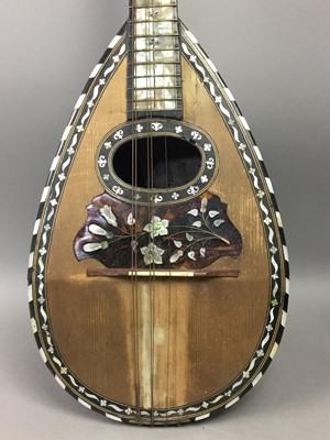 Lot 472 - A LATE 19TH/EARLY 20TH CENTURY NEAPOLITAN BOWL BACK MANDOLIN