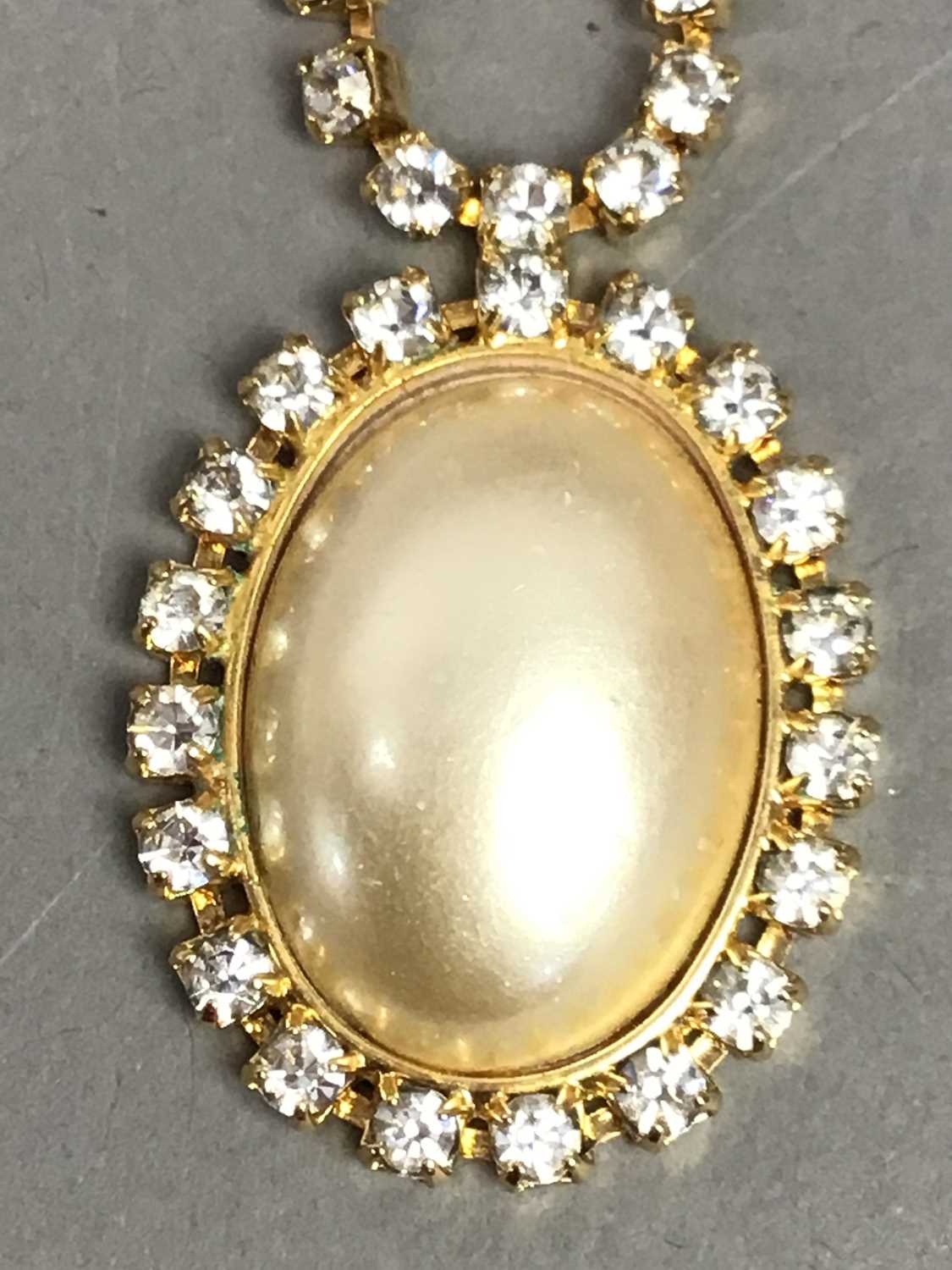 Lot 498 - A COLLECTION OF COSTUME JEWELLERY