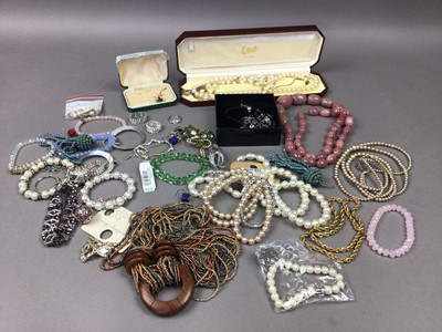 Lot 498 - A COLLECTION OF COSTUME JEWELLERY