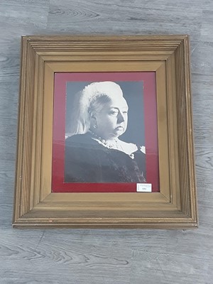 Lot 551 - A GILT FRAMED PRINT OF QUEEN VICTORIA