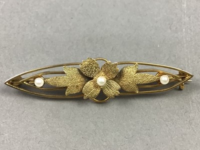 Lot 3 - AN EDWARDIAN SEED PEARL BAR BROOCH AND A GOLD CHAIN