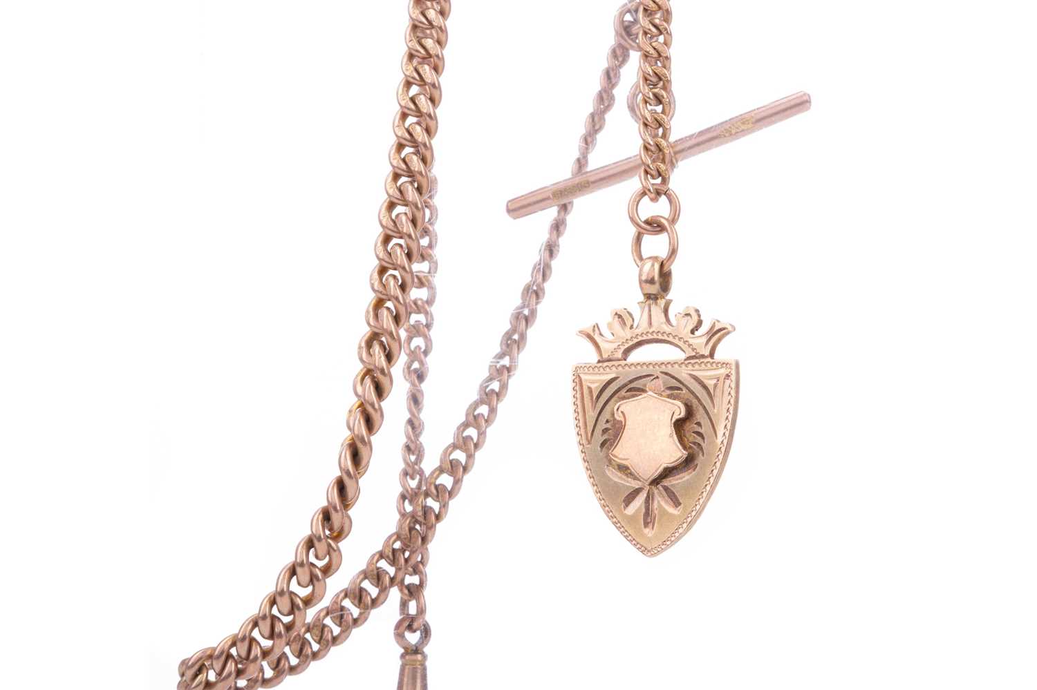 Lot 1130 - A NINE CARAT GOLD ALBERT CHAIN WITH SHIELD CHARM