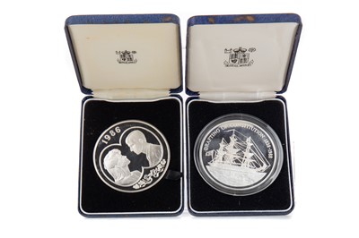 Lot 30 - THE FALKLAND ISLANDS £25 COIN AND ANOTHER