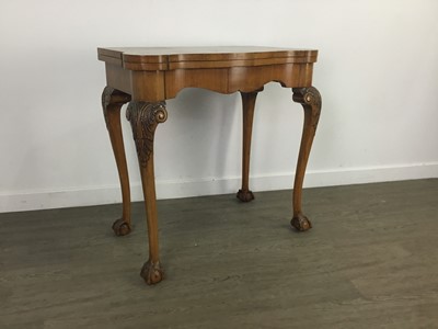Lot 787 - A REPRODUCTION BURR AND CROSSBANDED WALNUT SWIVEL TOP CARD TABLE