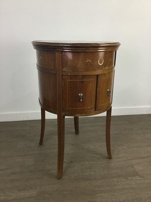 Lot 646 - AN EARLY 20TH CENTURY SELECTA GRAMOPHONE CABINET