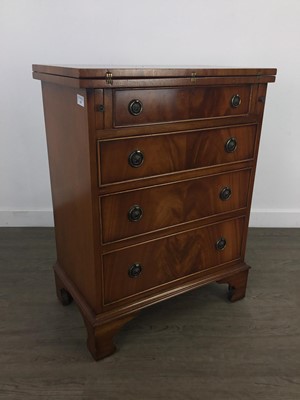 Lot 135 - A REPRODUCTION MAHOGANY FOUR DRAWER CHEST