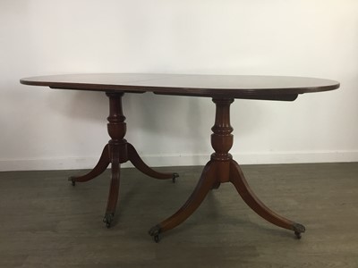 Lot 147 - A REPRODUCTION MAHOGANY PEDESTAL DINING TABLE AND SIX CHAIRS