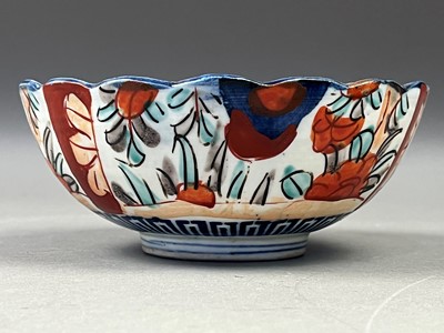 Lot 155 - AN IMARI CHARGER AND OTHER CERAMICS