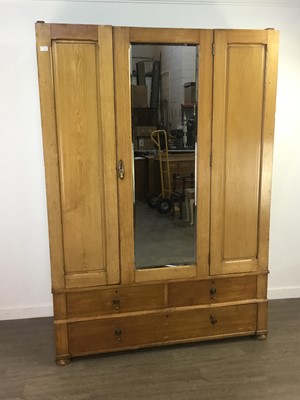 Lot 171 - AN OAK COMPOSITE BEDROOM SUITE