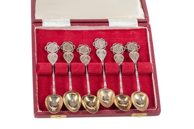 Lot 1044 - A SET OF SIX CHINESE EXPORT SILVER TEASPOONS AND A FURTHER SPOON AND FORK SET
