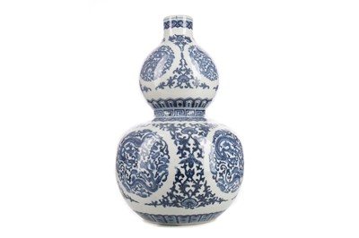 Lot 1074 - A CHINESE BLUE AND WHITE DOUBLE GOURD 'DRAGON' VASE