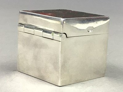 Lot 83 - A SILVER AGATE SET BOX AND A SILVER ENAMELLED VESTA CASE