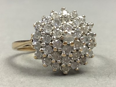 Lot 194 - A NINE CARAT GOLD DIAMOND CLUSTER RING